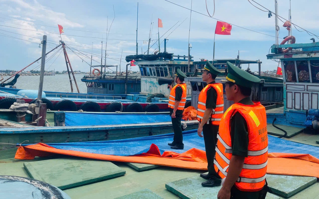 Bộ đội Biên phòng kêu gọi tàu thuyền ngư dân khẩn trương vào nơi an toàn tránh bão