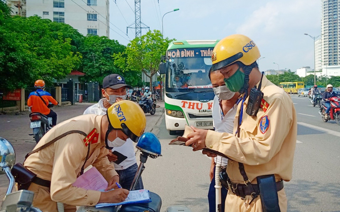 8 tháng, số vụ và số người bị thương do tai nạn giao thông giảm sâu 2 con số