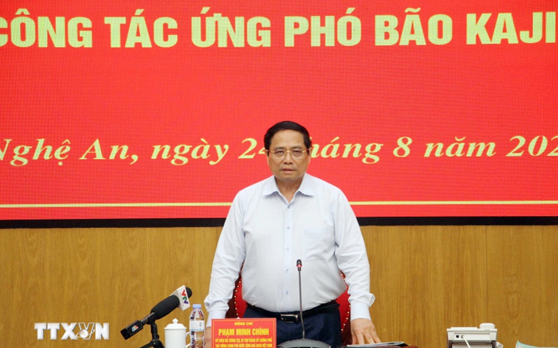 Thủ tướng: Sẵn sàng lực lượng ứng cứu, đặt tính mạng của dân là trên hết