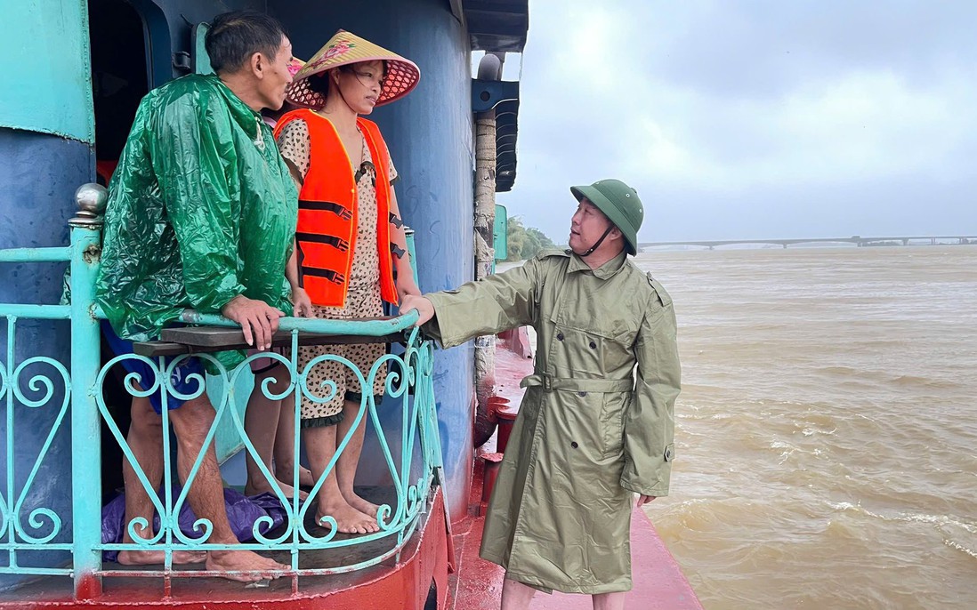 Kịp thời giải cứu 5 ngư dân giữa dòng lũ dữ trên sông Lam