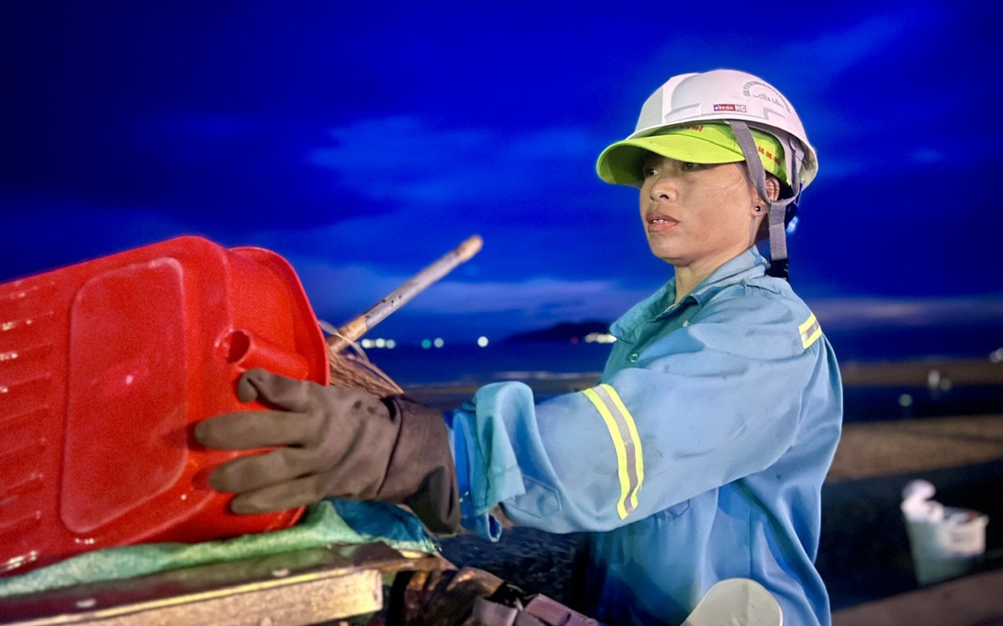 Những người cần mẫn làm sạch biển Cửa Lò