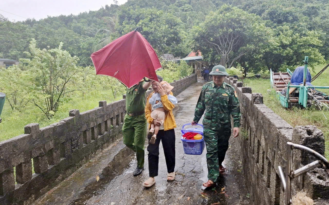 Thanh Hóa: Bộ đội Biên phòng xuyên đêm di dời hơn 400 người dân đến nơi tránh trú bão