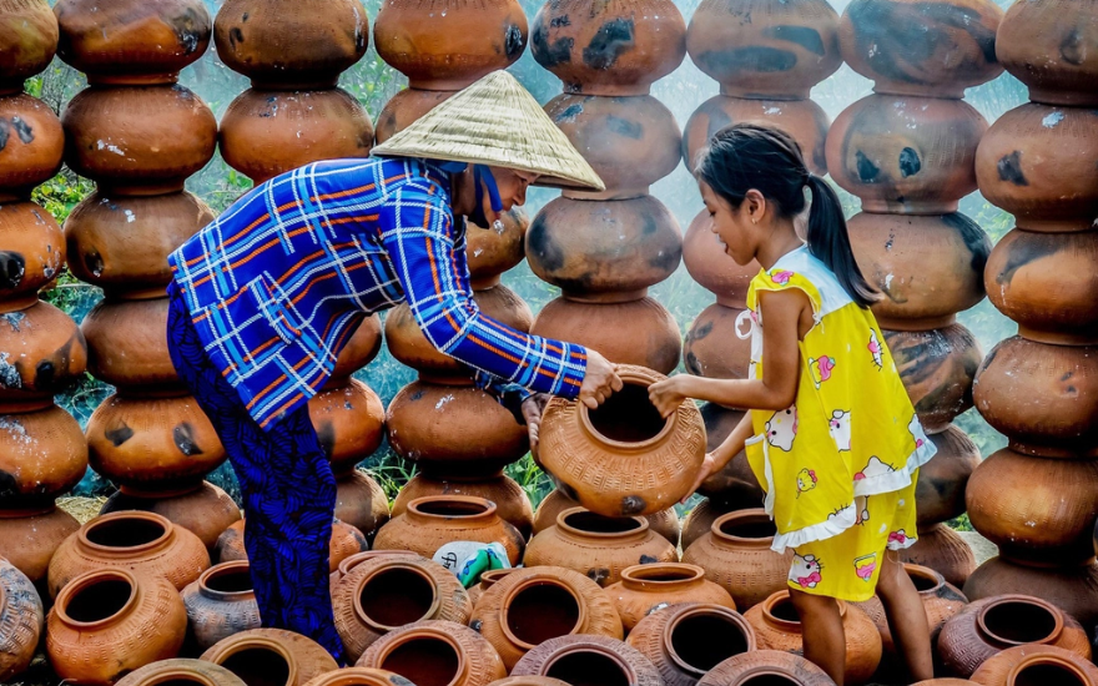 Phụ nữ Khmer gìn giữ nghề làm nồi đất