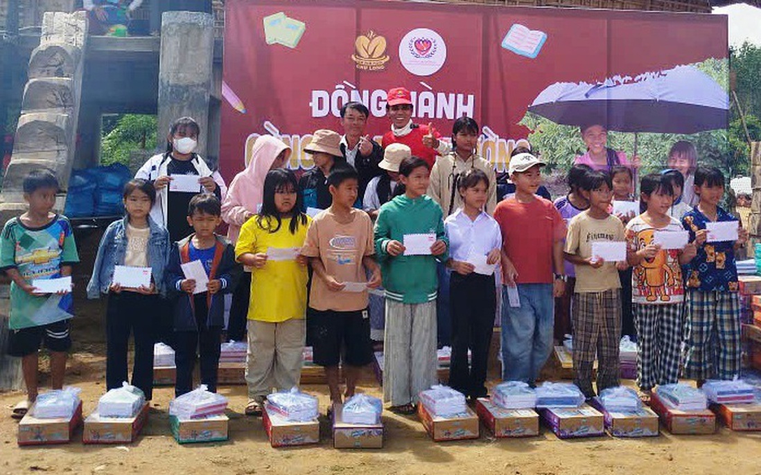 "Đồng hành cùng em đến trường" trao tặng 1.000 phần quà cho học sinh Quảng Ngãi