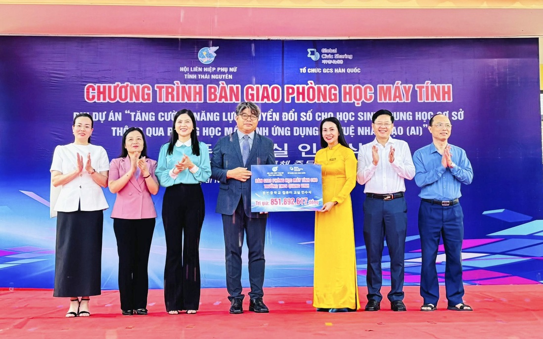 Bàn giao 35 bộ máy tính trị giá hơn 851 triệu đồng cho Trường THCS Quang Vinh