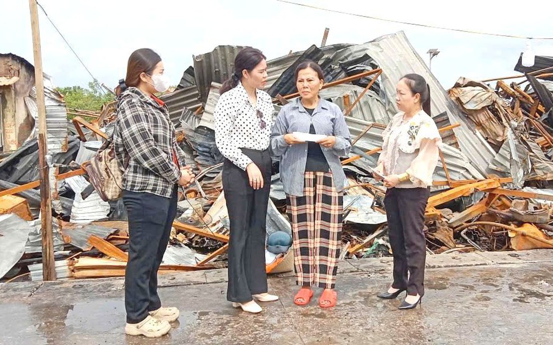 Hội LHPN Cà Mau thăm hỏi, động viên hội viên là tiểu thương bị ảnh hưởng bởi vụ cháy chợ