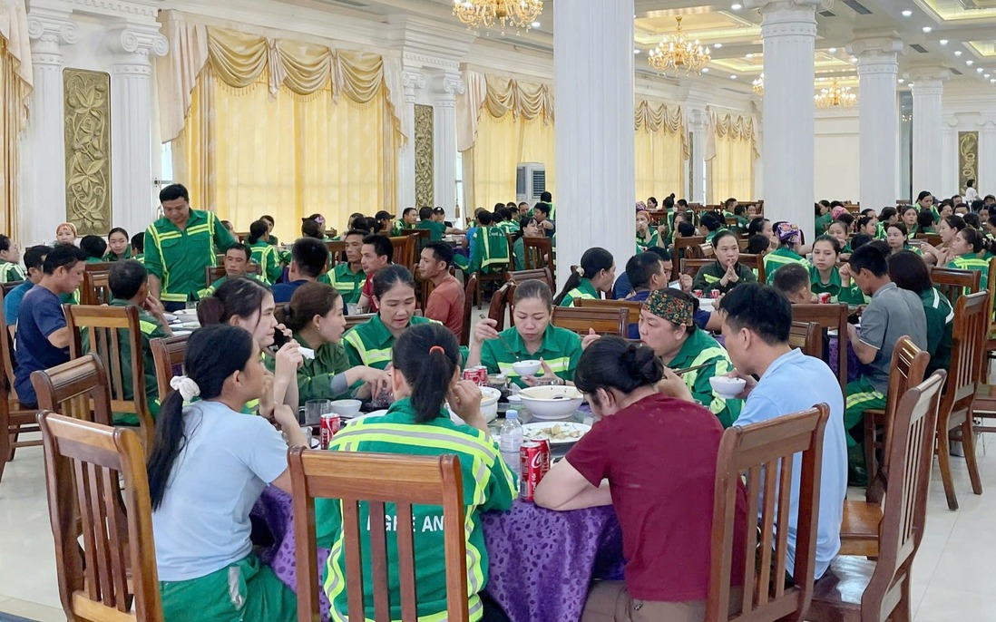 Bữa cơm nghĩa tình dành cho hàng trăm công nhân vệ sinh sau bão số 5