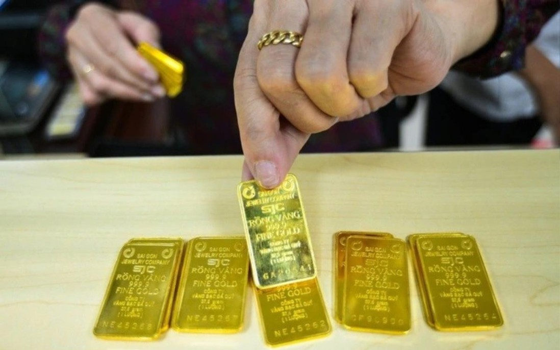 Giá vàng lần đầu tiên cán mốc 128 triệu đồng