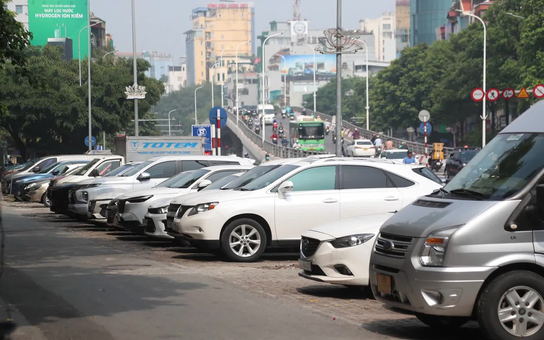 Trông xe miễn phí cho người dân đi xem diễu binh, diễu hành