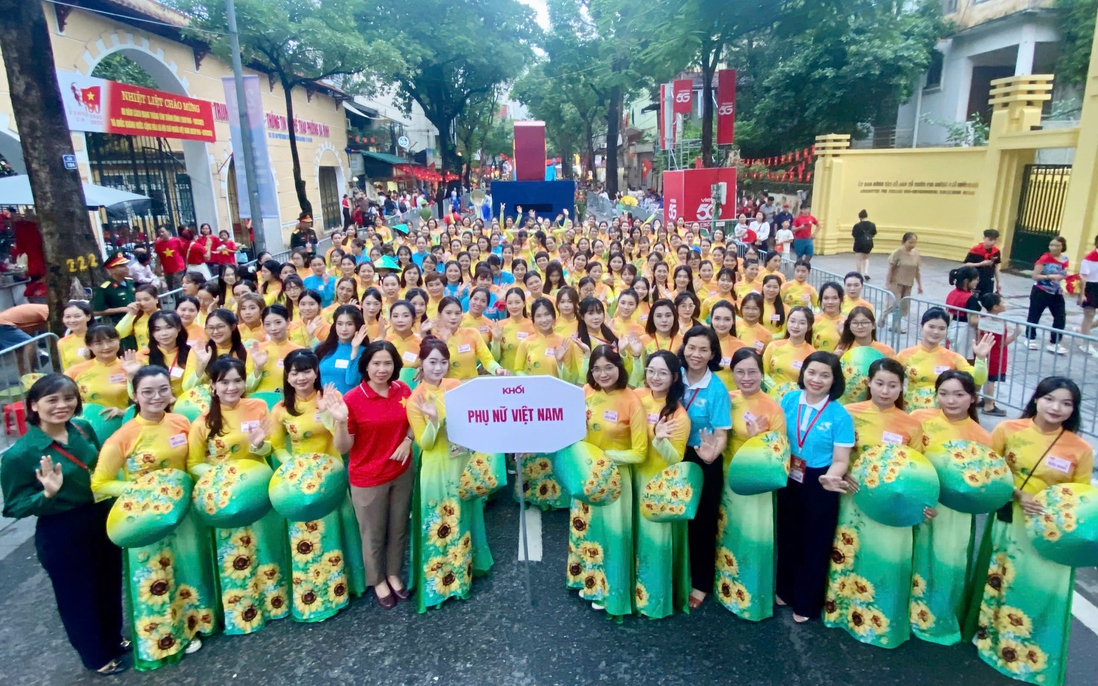 Lãnh đạo Hội LHPN Việt Nam động viên Khối Phụ nữ Việt Nam sơ duyệt diễu binh, diễu hành 2/9
