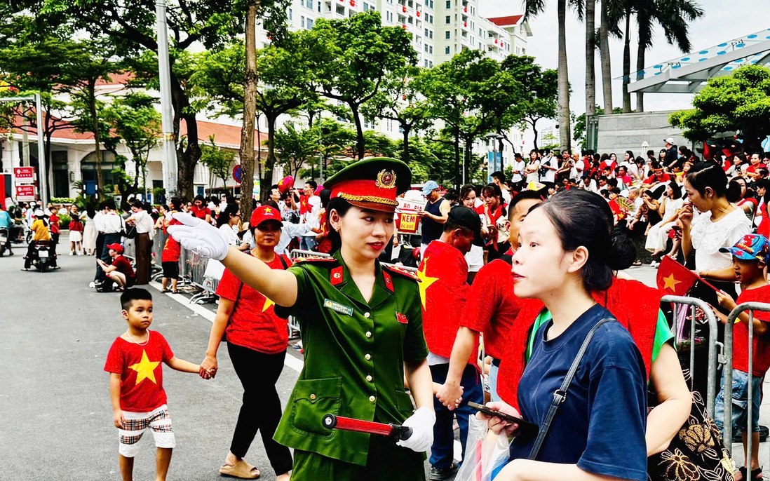 Nữ chiến sĩ Công an Thủ đô tham gia giữ an ninh trật tự sơ duyệt diễu binh, diễu hành