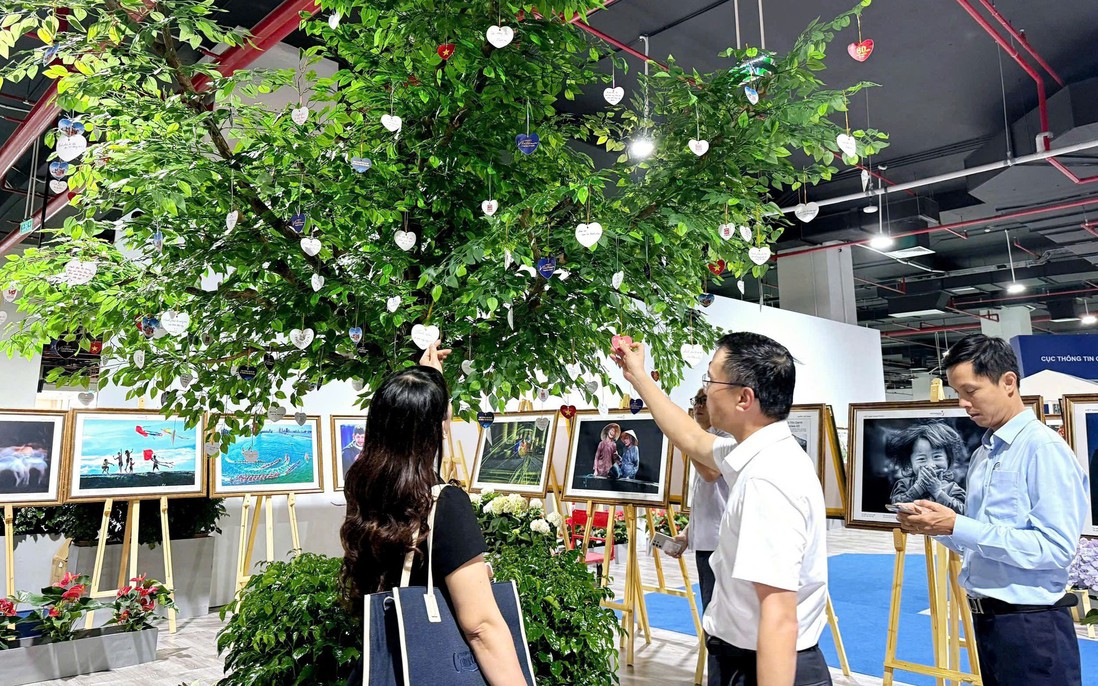Gần 30 nghìn phần quà tặng khán giả tham quan Triển lãm ảnh và video "Việt Nam Hạnh phúc"