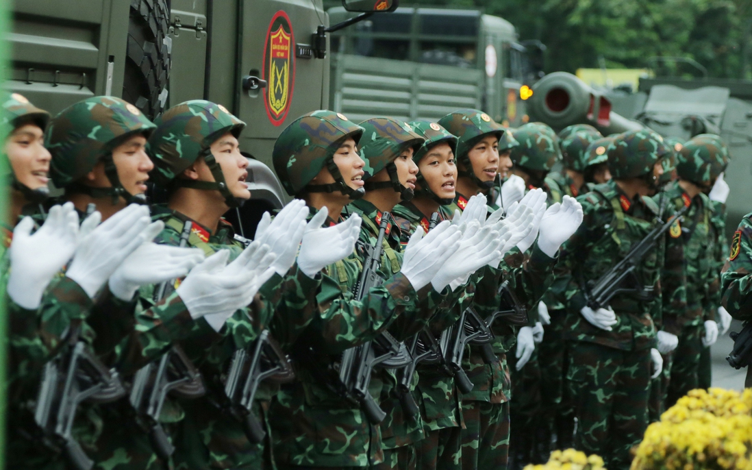 Chiến sĩ Khối pháo binh - tên lửa cùng người dân cất cao tiếng hát "Việt Nam, Hồ Chí Minh"