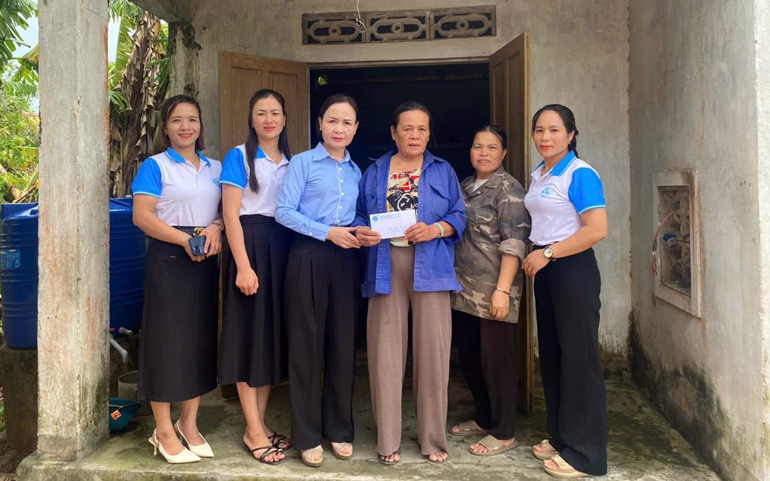 Hội LHPN tỉnh Hà Tĩnh thăm hỏi gia đình hội viên chịu ảnh hưởng nặng nề do bão số 5