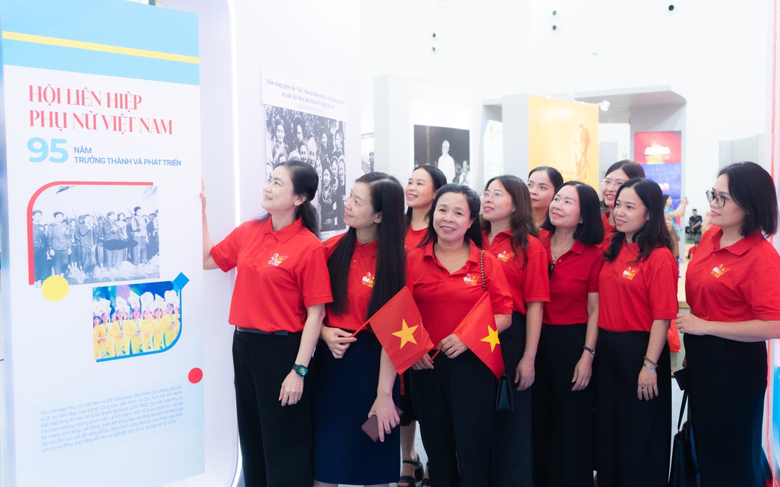 Đảng ủy TƯ Hội LHPN Việt Nam tham quan Triển lãm thành tựu đất nước