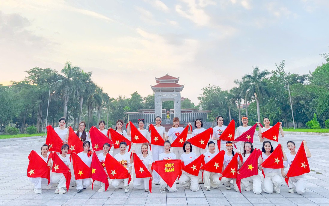 Màn dân vũ đặc sắc của phụ nữ Bắc Ninh chào mừng Quốc khánh 2/9