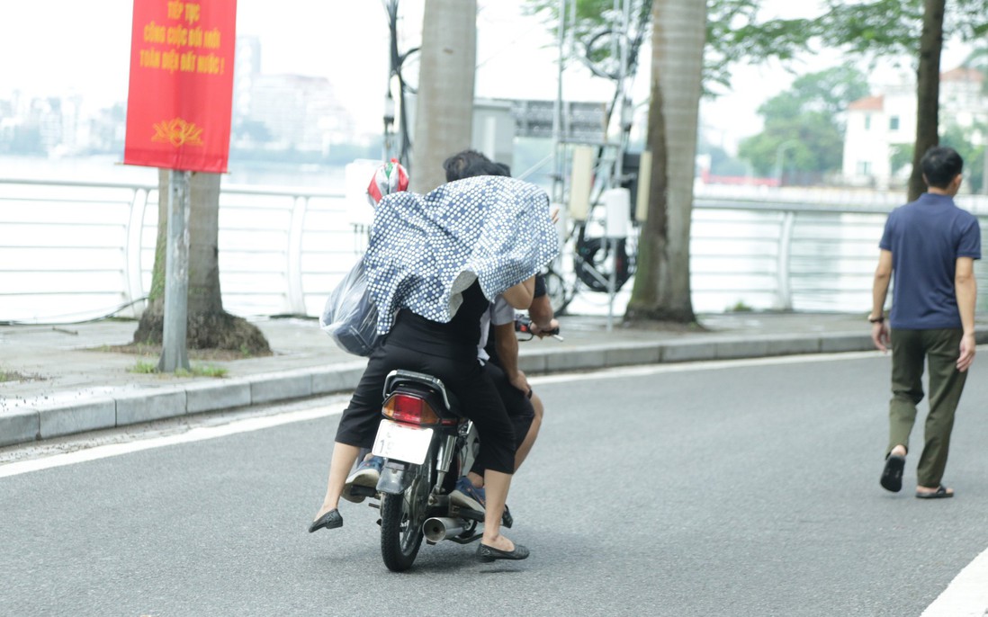 Dịch vụ xe ôm chở người đi xem diễu binh hoạt động nhộn nhịp, không tuân thủ luật giao thông