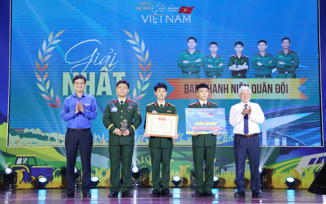 Chủ tịch UBTƯ MTTQ Việt Nam Đỗ Văn Chiến dự và trao giải Nhất cuộc thi "Tự hào Việt Nam"