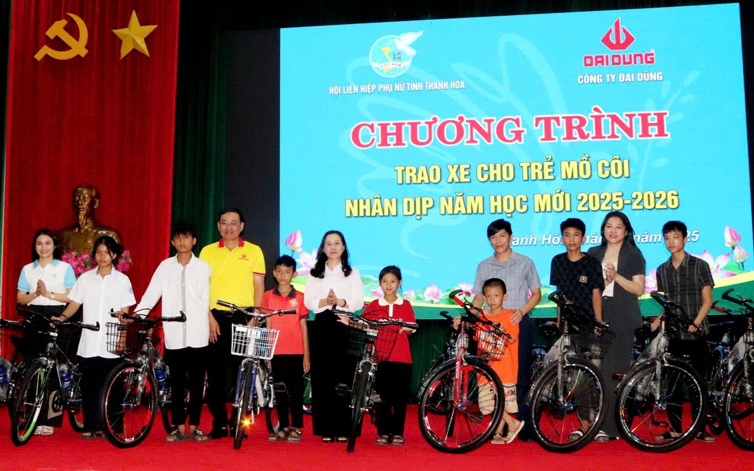 Hội LHPN tỉnh Thanh Hóa tặng quà trẻ mồ côi nhân dịp năm học mới