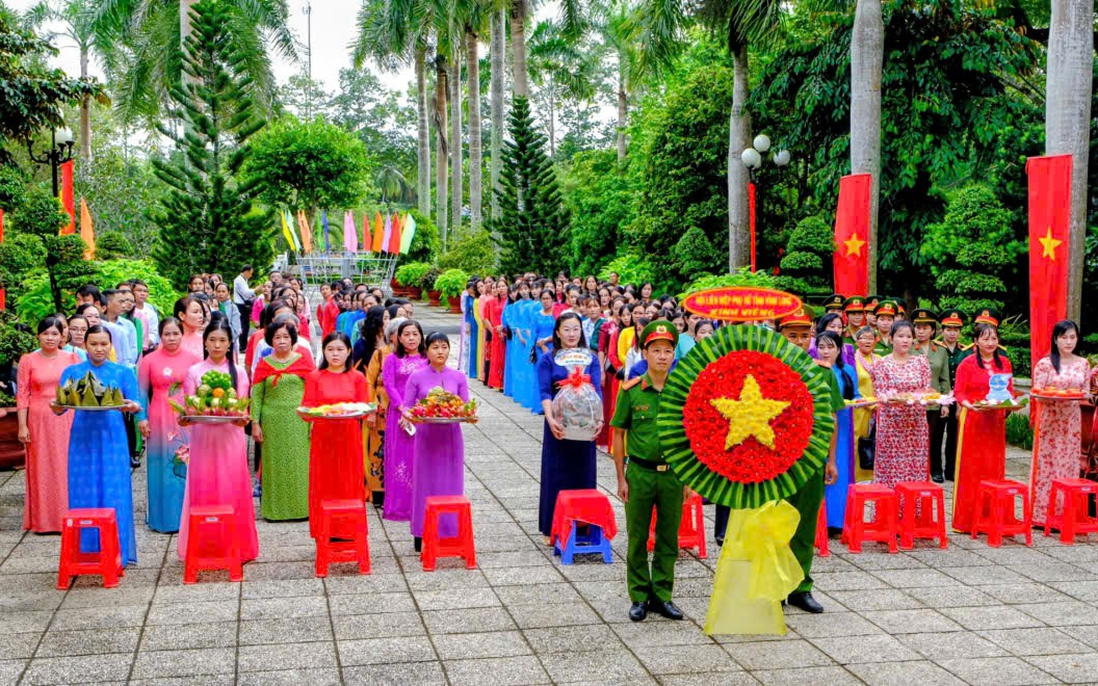 Hội LHPN Vĩnh Long dâng hương, dâng hoa tưởng nhớ Chủ tịch Hồ Chí Minh