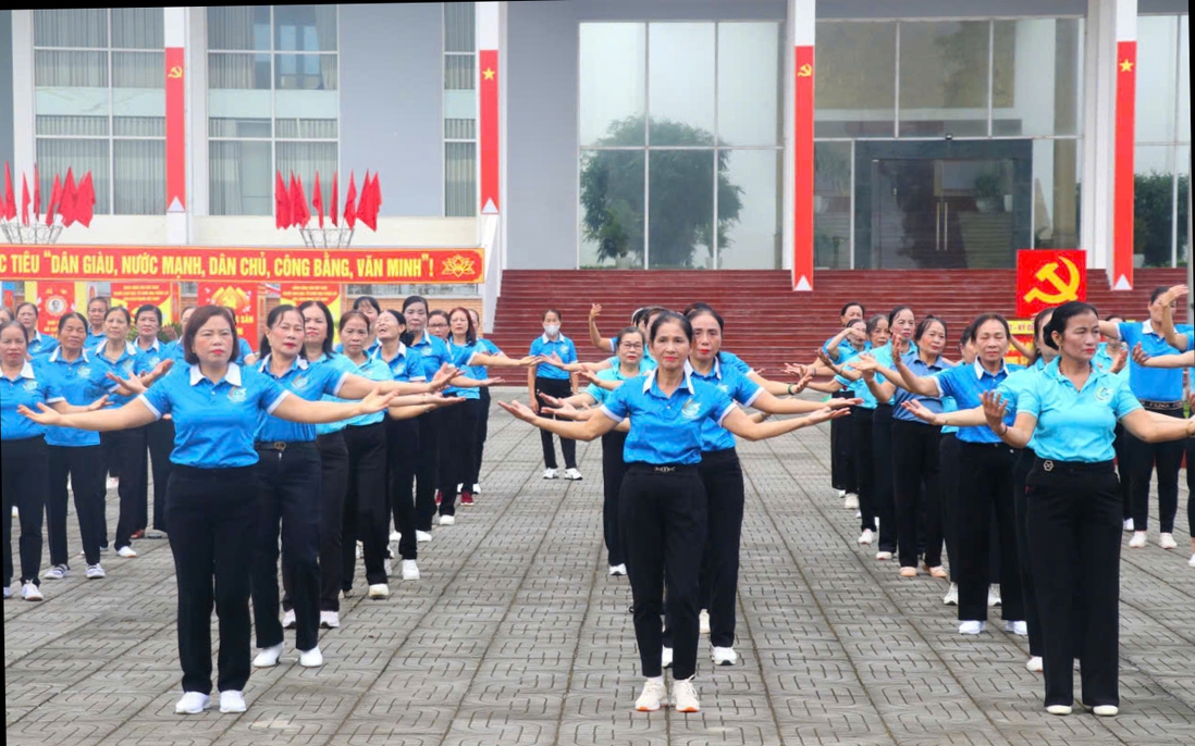 Phụ nữ Thanh Hóa đồng diễn dân vũ mừng Quốc khánh 2/9