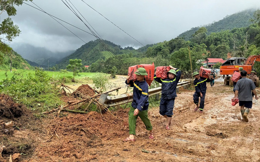 Vượt núi, băng rừng vận chuyển lương thực hỗ trợ 520 hộ dân ở Thanh Hóa bị cô lập