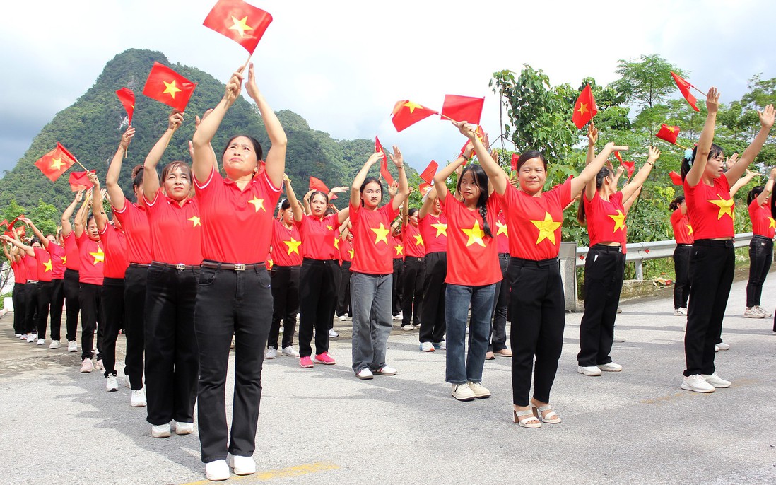 Phụ nữ xã Thượng Bằng La đồng diễn dân vũ chào mừng Quốc khánh 2/9