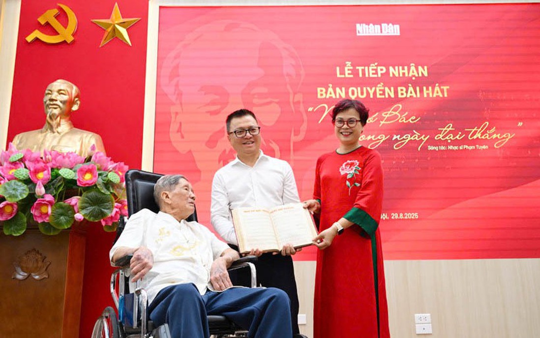 Nhạc sĩ Phạm Tuyên trao tặng ca khúc "Như có Bác trong ngày đại thắng" cho Báo Nhân Dân