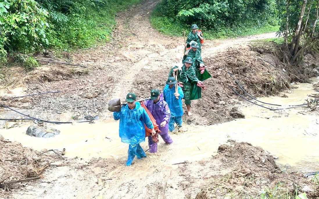 Bộ đội biên phòng Sơn La gùi gạo, lương thực đến với người dân vùng lũ