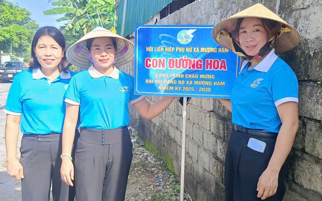 Gắn biển con đường hoa chào mừng Đại hội Đảng bộ xã Mường Ham