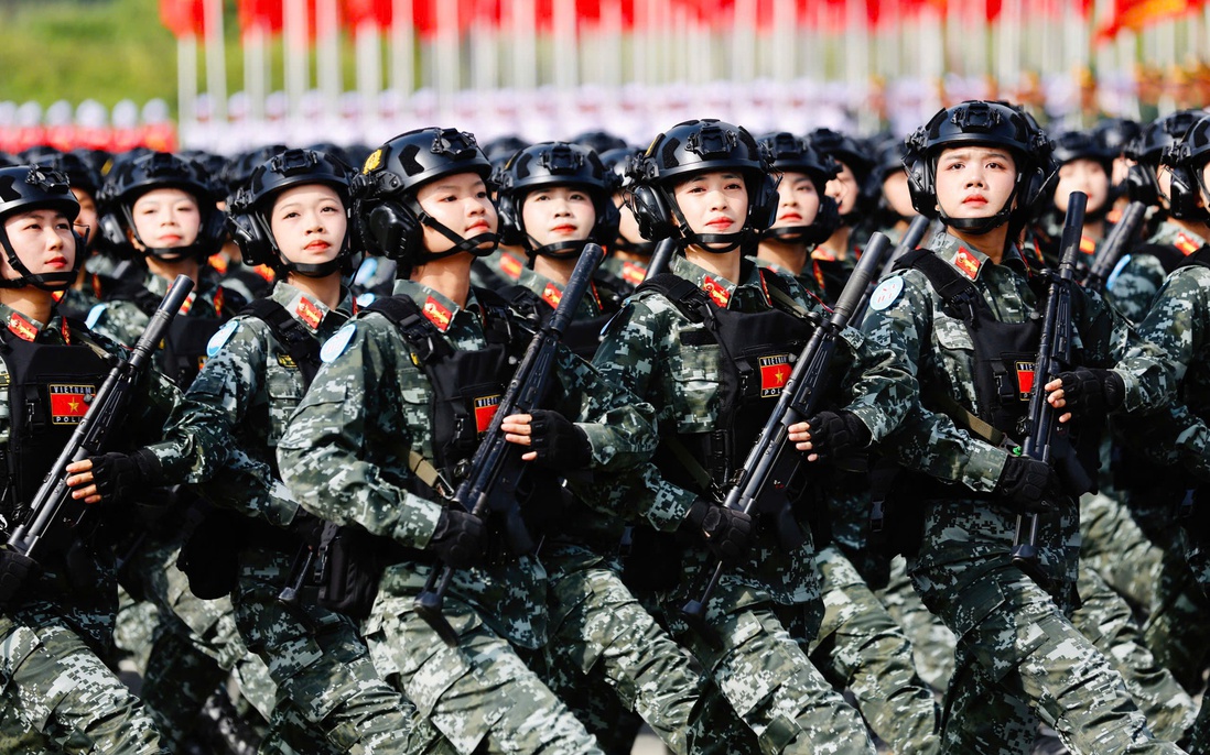 Nữ chiến sĩ và những bước chân kiêu hãnh trong đội hình hợp luyện diễu binh