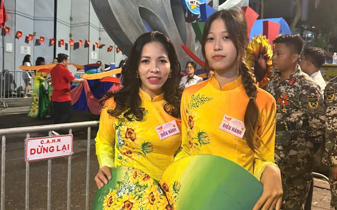 2 mẹ con vinh dự tham gia diễu hành trong Khối Phụ nữ Việt Nam