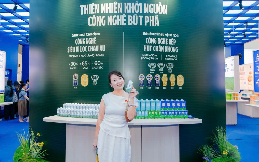 Người dân thích thú trải nghiệm không gian trưng bày của Vinamilk tại triển lãm thành tựu đất nước 80 năm