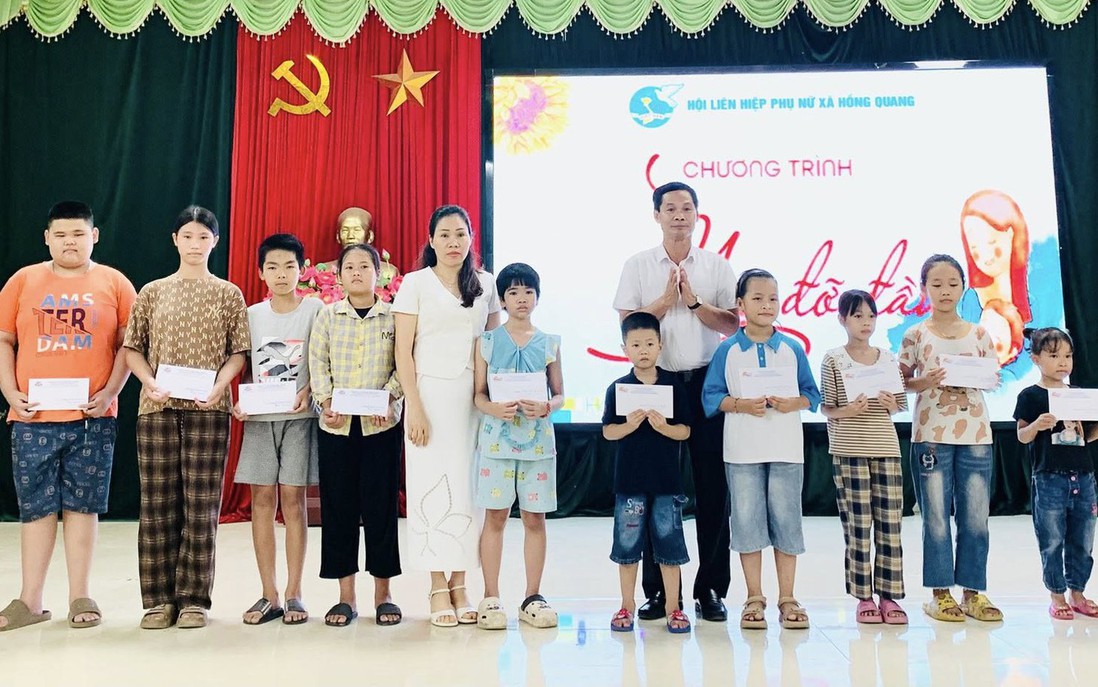 Hưng Yên: Hội LHPN xã Hồng Quang trao kinh phí đỡ đầu 64 trẻ em mồ côi trước thềm năm học mới