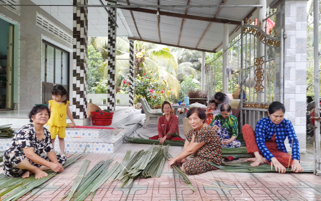Độc đáo mô hình giỏ rác từ lá dừa nước