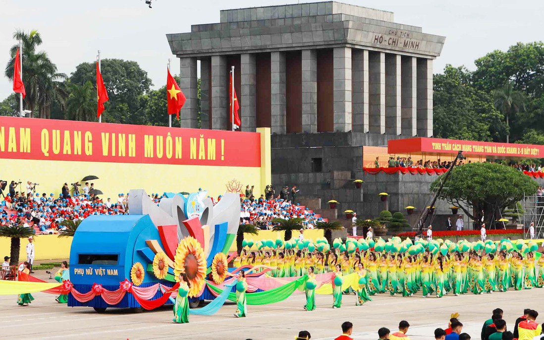 Tổng duyệt Lễ kỷ niệm A80: Khối Phụ nữ Việt Nam diễu hành trong tiếng hò reo cổ vũ của Nhân dân