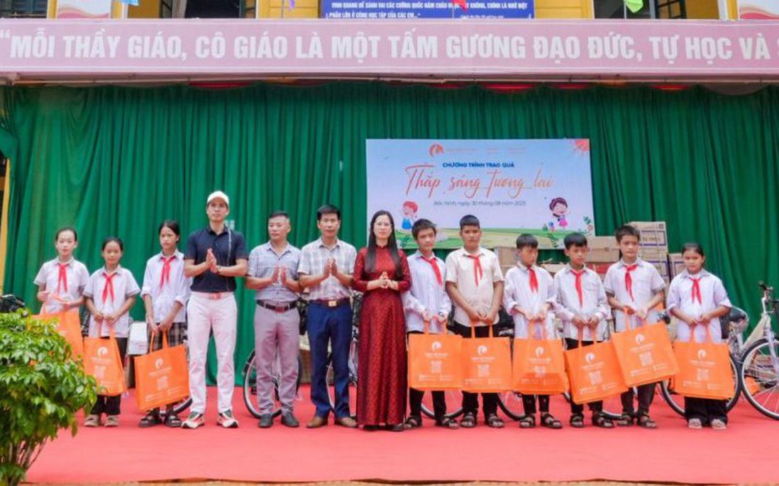 Trao 400 phần quà cho học sinh nghèo tỉnh Bắc Ninh trước thềm năm học mới