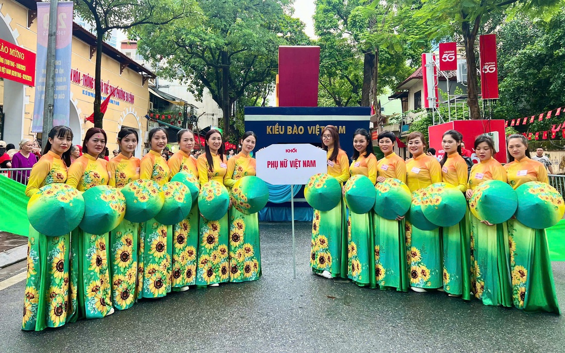 Khối Phụ nữ Việt Nam trước giờ Tổng duyệt diễu binh A80