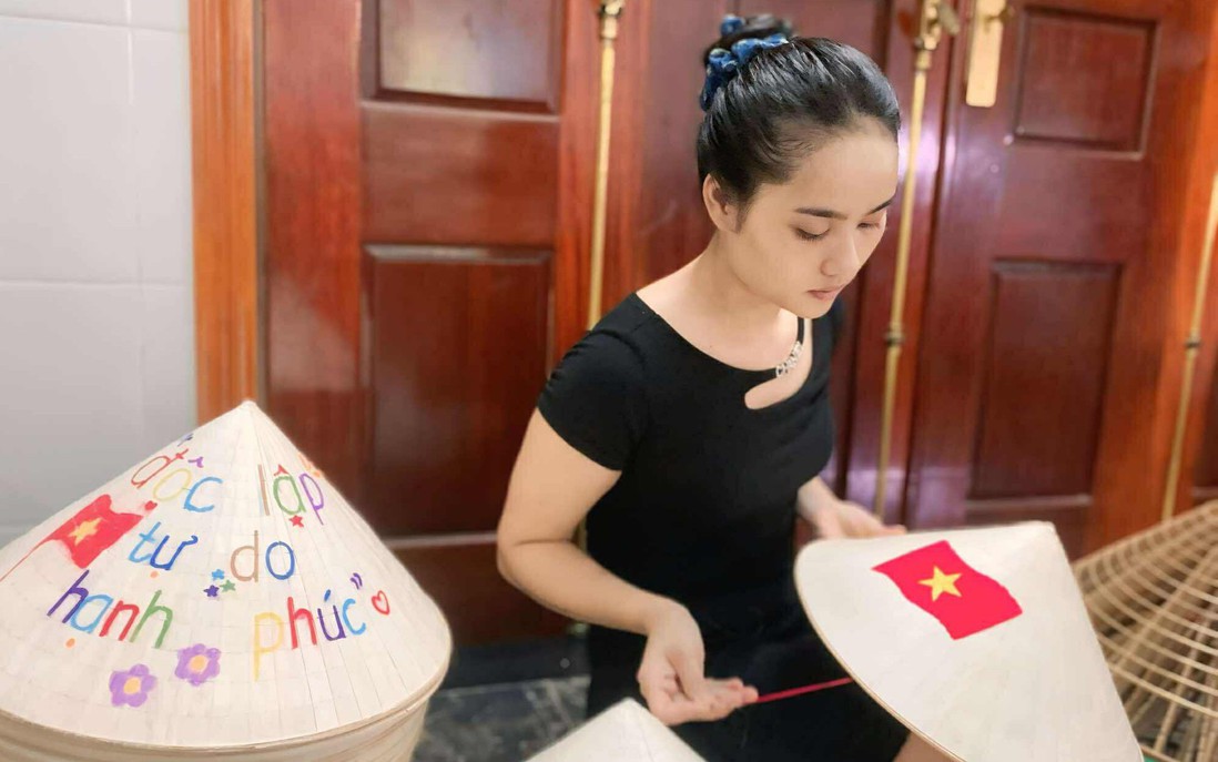 Mẹ chồng - nàng dâu ở Quảng Trị cùng gìn giữ nghề thêu nón 