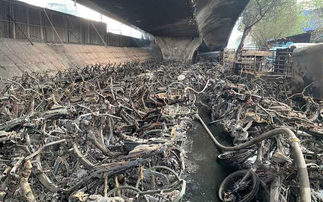 Mất phương tiện đi làm vì vụ hỏa hoạn ở bãi gửi xe máy dưới chân cầu Vĩnh Tuy
