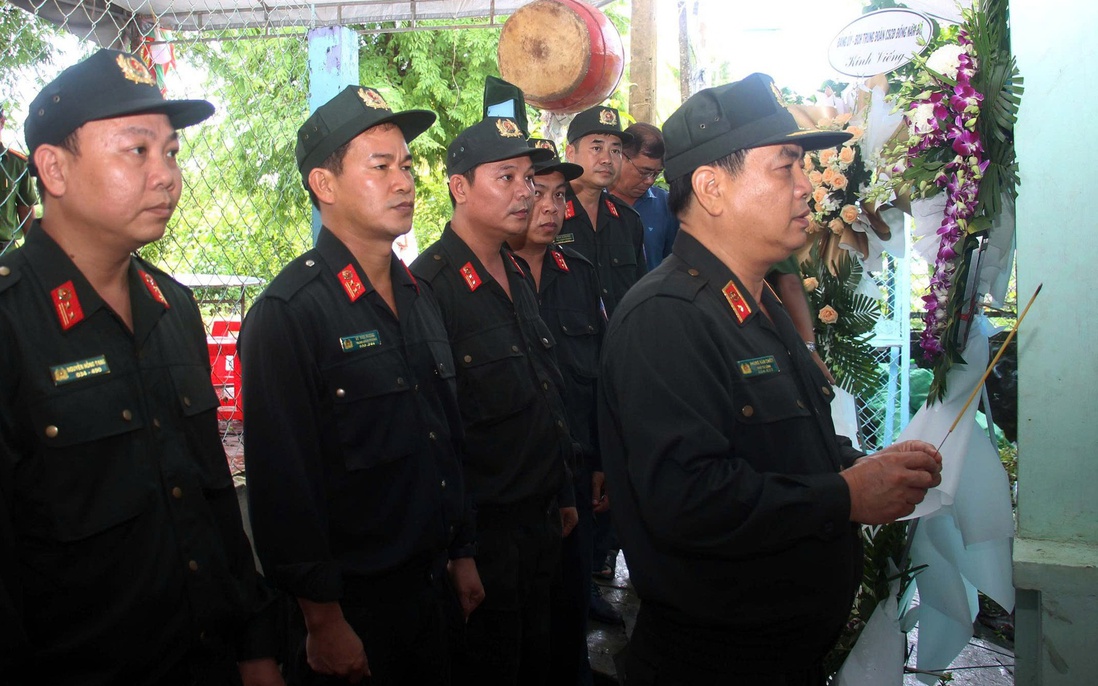 Lãnh đạo Bộ Tư lệnh Cảnh sát cơ động viếng mẹ của chiến sĩ đang tham gia diễu binh, diễu hành
