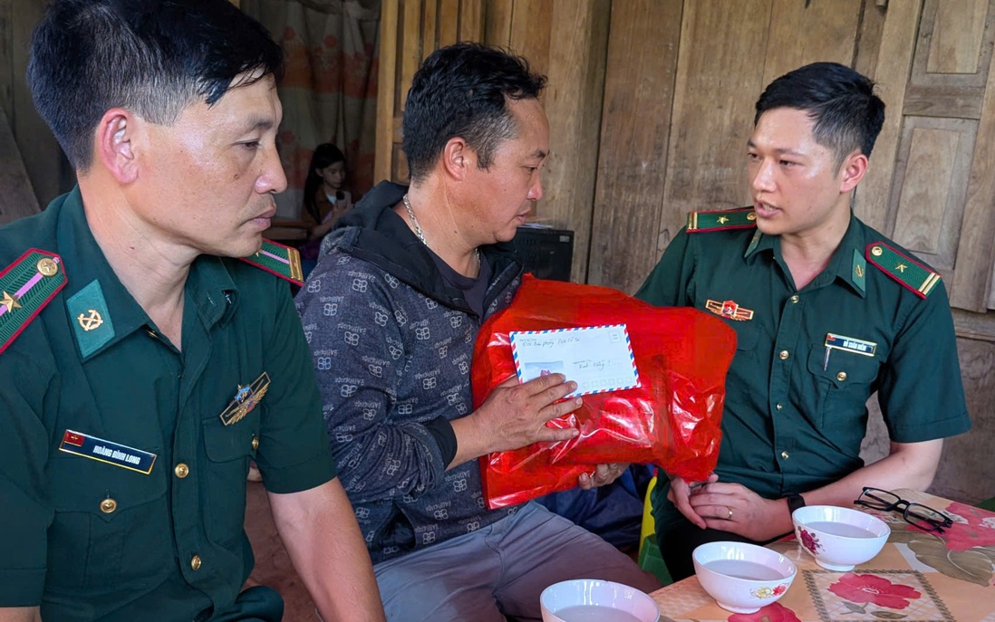 Đồn Biên phòng Na Cô Sa thăm hỏi, chia buồn với gia đình có trẻ em bị đuối nước