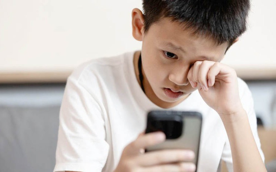 Cha mẹ vật lộn tìm cách quản lý con trước "làn sóng số"