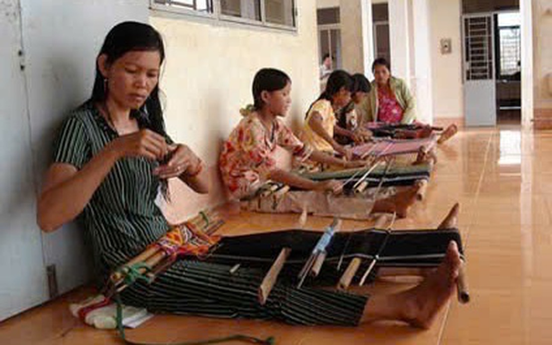 Giảm nghèo cho phụ nữ dân tộc thiểu số: Cần giải pháp thực chất và nhân lực chuyên sâu