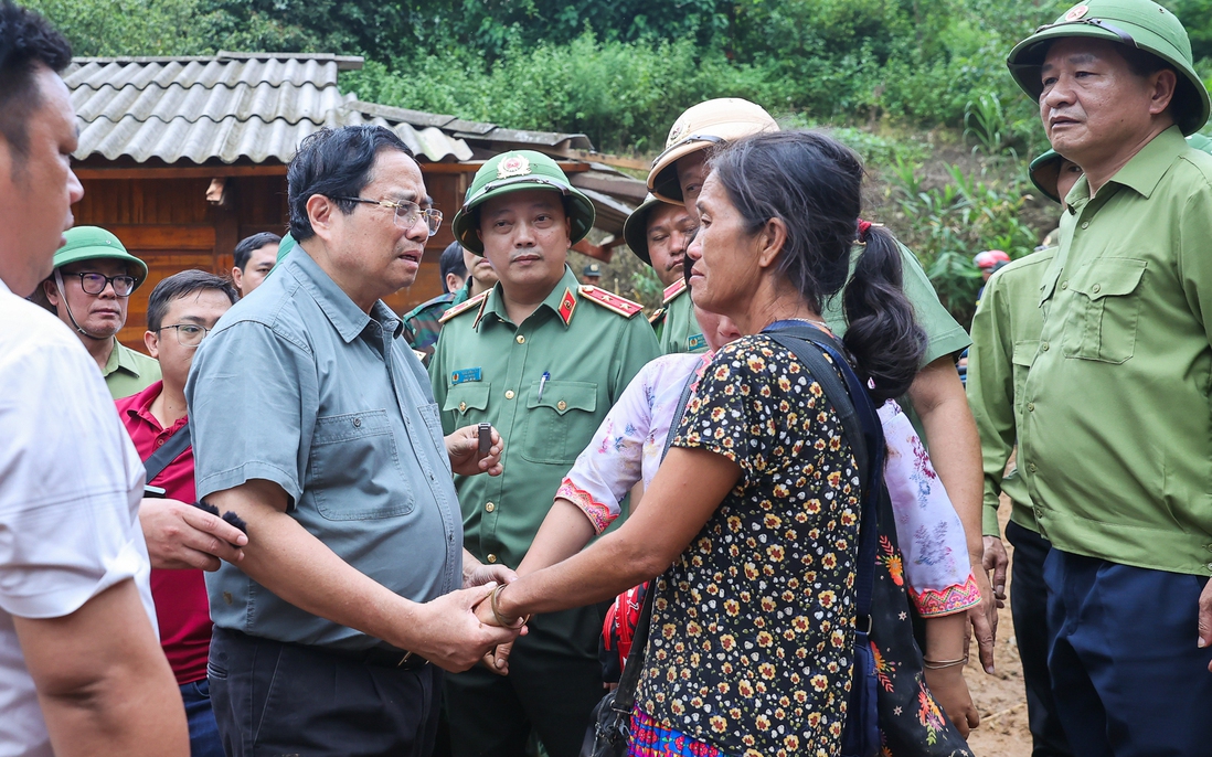 Thủ tướng thăm hỏi người dân và chỉ đạo khắc phục hậu quả thiên tai ở Điện Biên