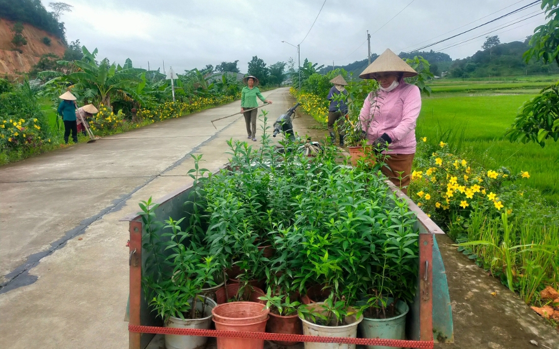 Phụ nữ Đạ Tẻh 2 tích cực làm đẹp cảnh quan nông thôn