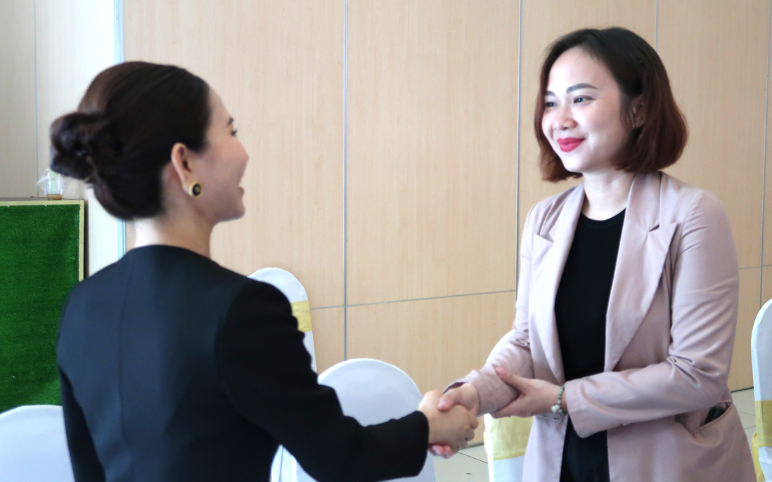 Phụ nữ Long Bình học cách trở nên có khí chất