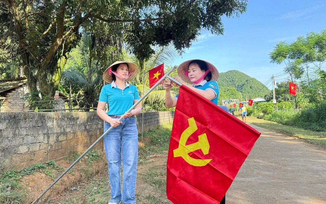 Đường làng rợp sắc cờ hoa nhờ bàn tay phụ nữ Minh Hợp