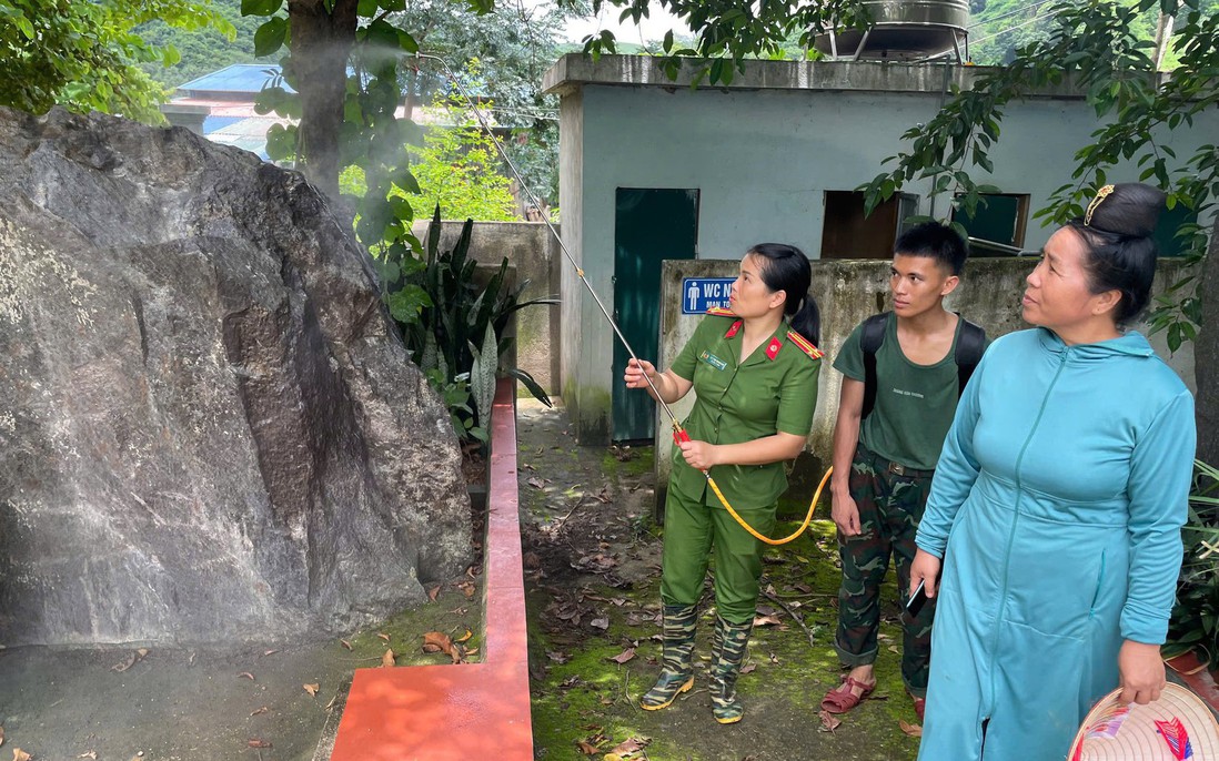 Phụ nữ Công an tỉnh Điện Biên chung tay phòng chống dịch bệnh sau mưa lũ