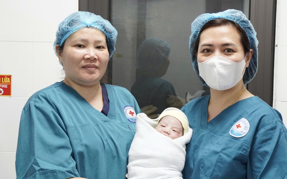 Bác sĩ xuyên đêm vượt biển cấp cứu sản phụ khó sinh